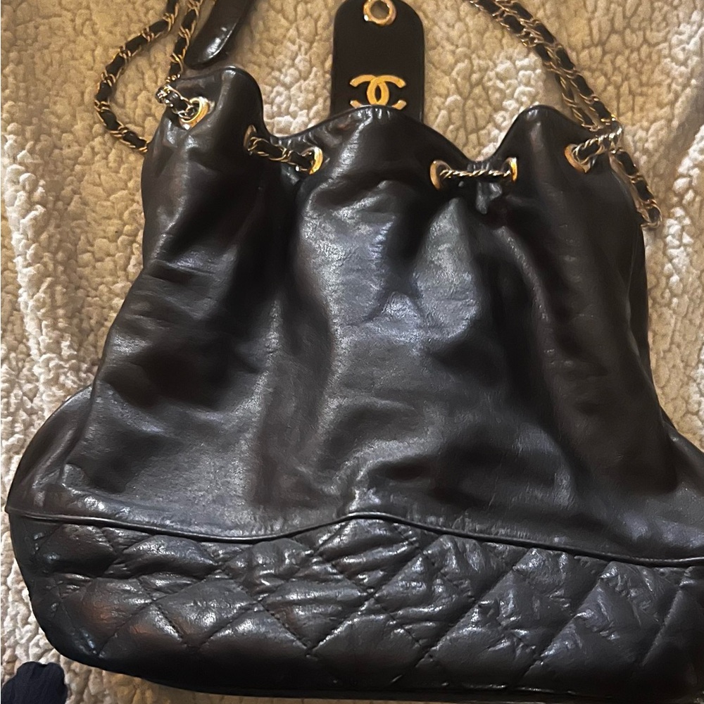 Black leather quilted bucket with double chain straps.  Exterior in GC - Picture 2 of 12